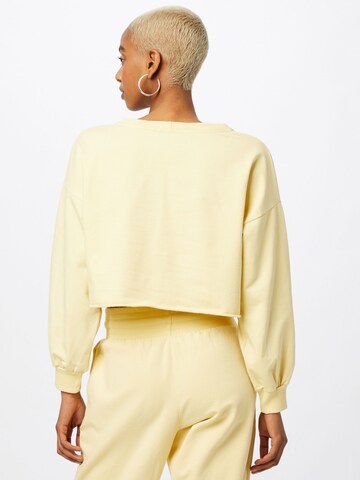 ABOUT YOU - Sweatshirt 'Liam' em amarelo