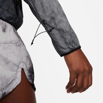 Giacca sportiva 'TRAIL REPEL' di NIKE in grigio