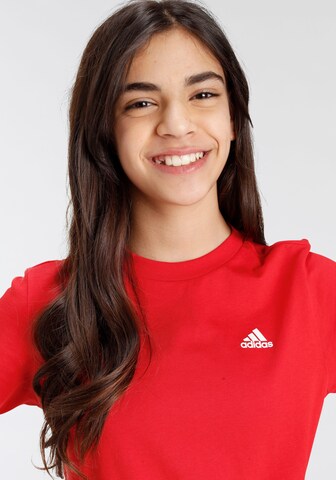ADIDAS SPORTSWEARTehnička sportska majica 'Essentials Small Logo ' - crvena boja