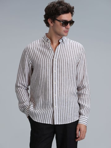 Coupe regular Chemise 'New' Lufian en marron : devant