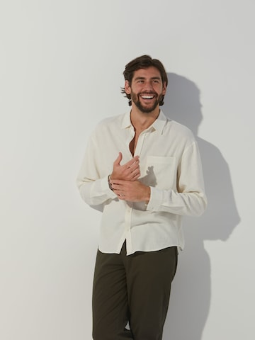 ABOUT YOU x Alvaro Soler Tavaline suurus Triiksärk 'Leon', värv valge: eest vaates