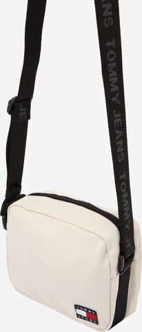 Tommy Jeans Axelremsväska 'Essential Daily' i beige
