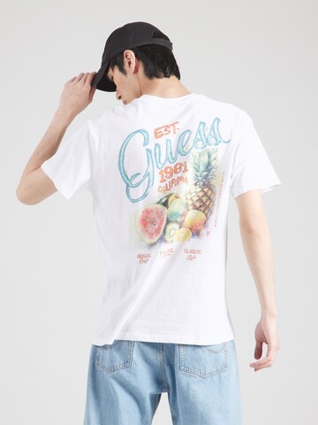 GUESS Originals - Camiseta 'FRUITS' en blanco: frente