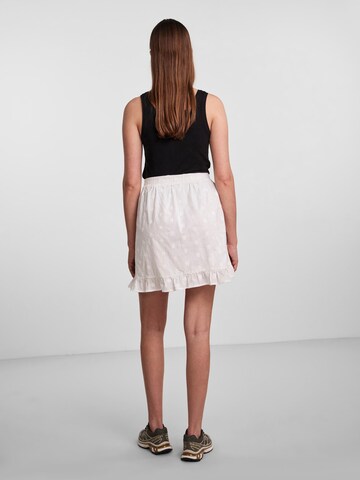 PIECES - Falda 'Lavine' en blanco