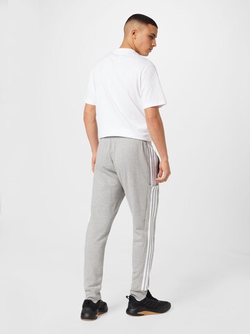 ADIDAS SPORTSWEAR - Tapered Calças de desporto 'Essentials' em cinzento