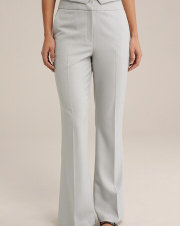 Flared Pantaloni con piega frontale di WE Fashion in grigio: frontale