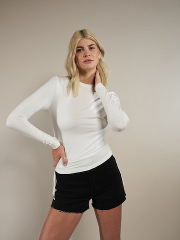 ABOUT YOU x Laura Giurcanu Тениска 'Chantal' в бяло: отпред