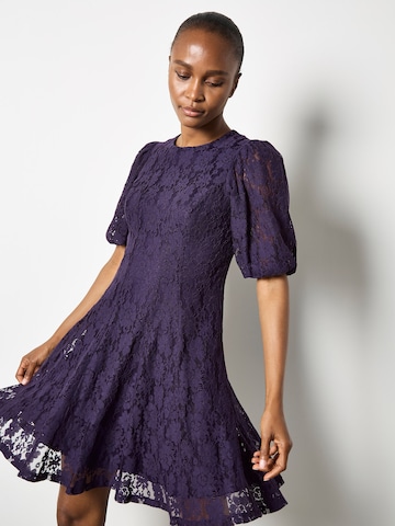 Robe Apricot en violet : devant