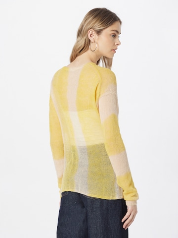WEEKDAY Пуловер 'Tina' в жълто