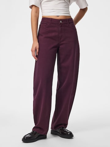 PIECES Barrel Jeans in Red: front