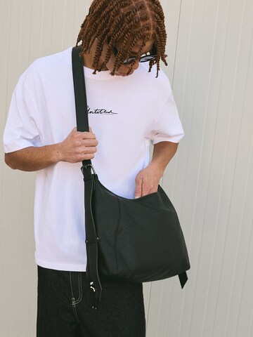 Bershka Umhängetasche in Grau