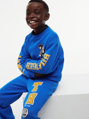 TOMMY HILFIGER Ozke Hlače 'VARSITY' | modra barva