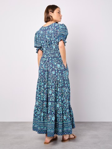 Robe 'Sarasa' Apricot en bleu