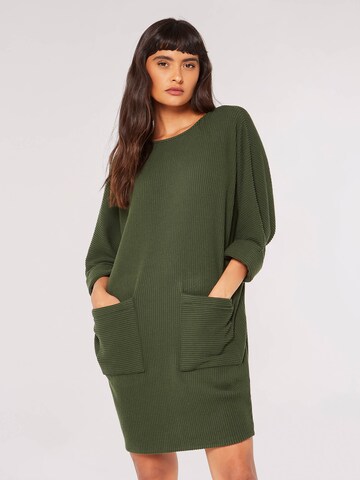 Robe Apricot en vert : devant