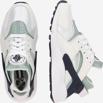balts Nike Sportswear Zemie brīvā laika apavi 'AIR HUARACHE'