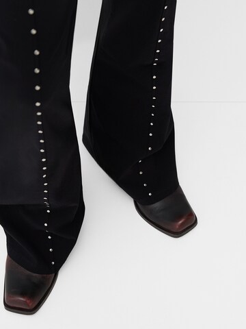 Flared Pantaloni di Bershka in nero