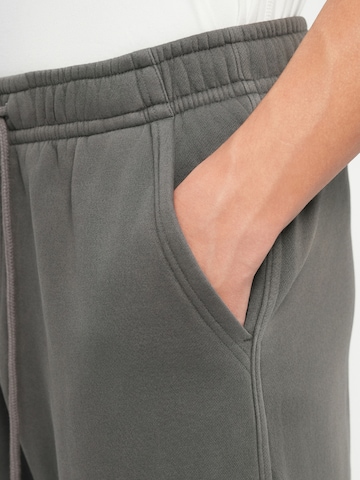 Abercrombie & Fitch Loosefit Kalhoty ' ESSENTIAL' – šedá