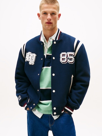 Tommy Jeans Overgangsjakke 'BEST VARSITY' i blå