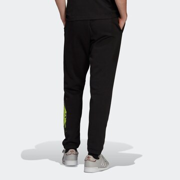 Effilé Pantalon 'Graphics Behind the Trefoil' ADIDAS ORIGINALS en noir