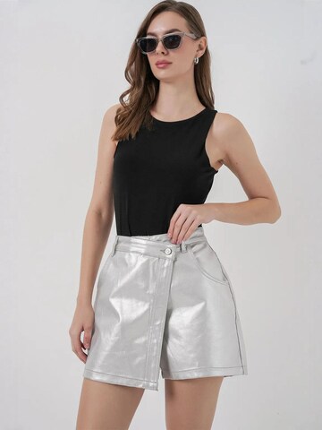 Bigdart Shorts in Silber: Vorderseite