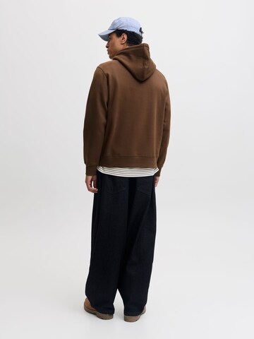 JACK & JONES - Sweatshirt 'JJEstar' em castanho