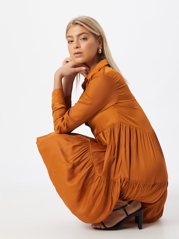 NU-IN - Vestido camisero en naranja