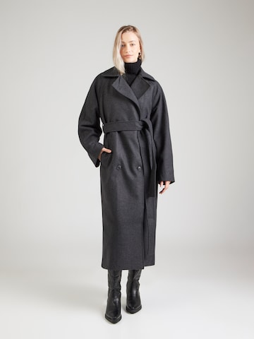 Manteau mi-saison 'Kia' WEEKDAY en gris : devant