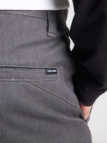 Volcom Regular Chinohousut 'FRICKIN' värissä harmaa