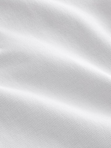 Tricou de la Next pe alb