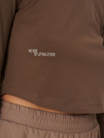 T-shirt 'Vivien' ABOUT YOU x Sofia Tsakiridou en marron