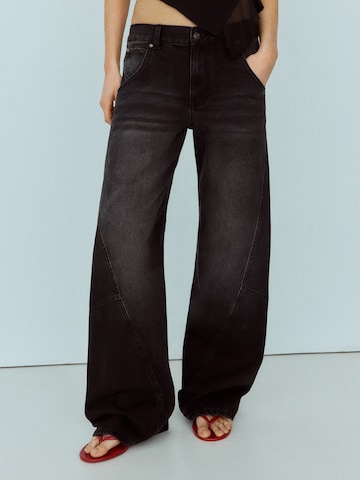 Barrel Jeans di Bershka in nero: frontale