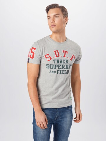 Superdry Zúžený Tričko 'Superstate' – šedá: přední strana