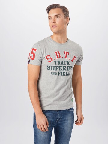 Superdry Tapered Póló 'Superstate' - szürke: elől