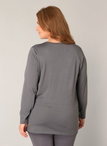 BASE LEVEL CURVY Sweater in Grey