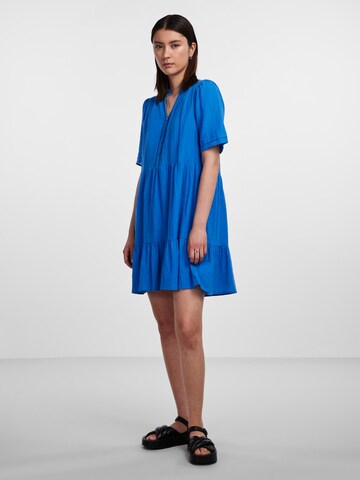 Robe d’été 'Jeanita' PIECES en bleu