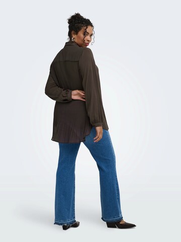 ONLY Carmakoma - Blusa 'CARFREYJA' en marrón