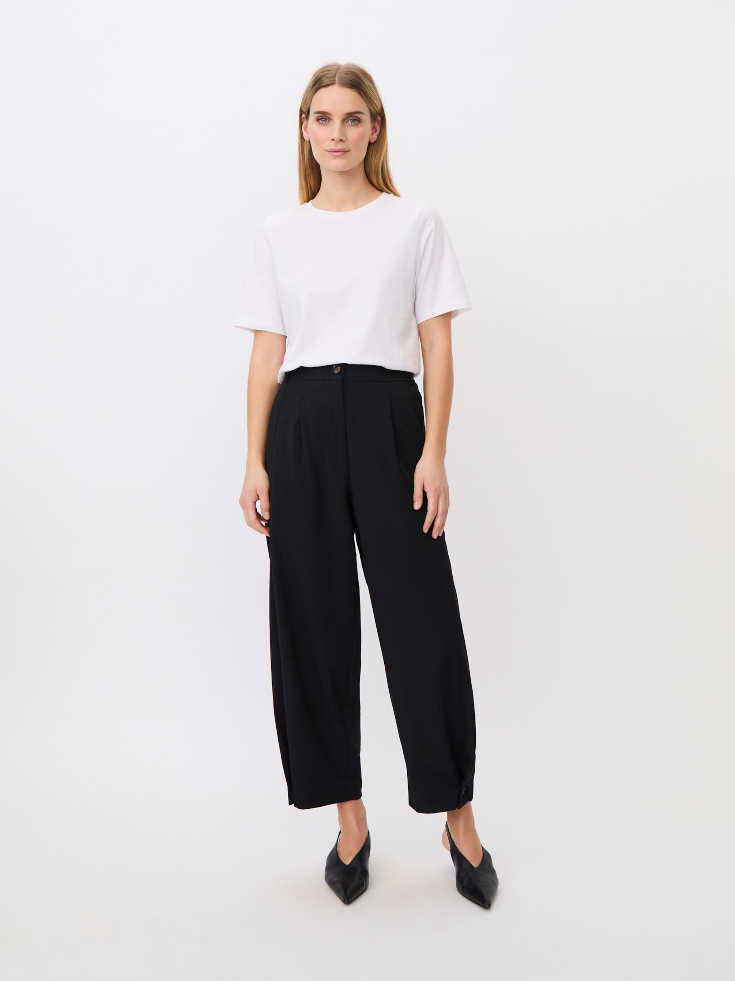Masai Tapered Broek 'MaPunna' in Zwart: voorkant