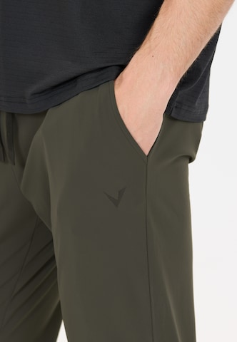Virtus Tapered Hose 'Alonso V2' in Grün