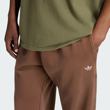 ADIDAS ORIGINALS - Loosefit Pantalón 'Trefoil Essentials' en marrón