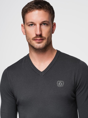 Pullover di Ombre in grigio