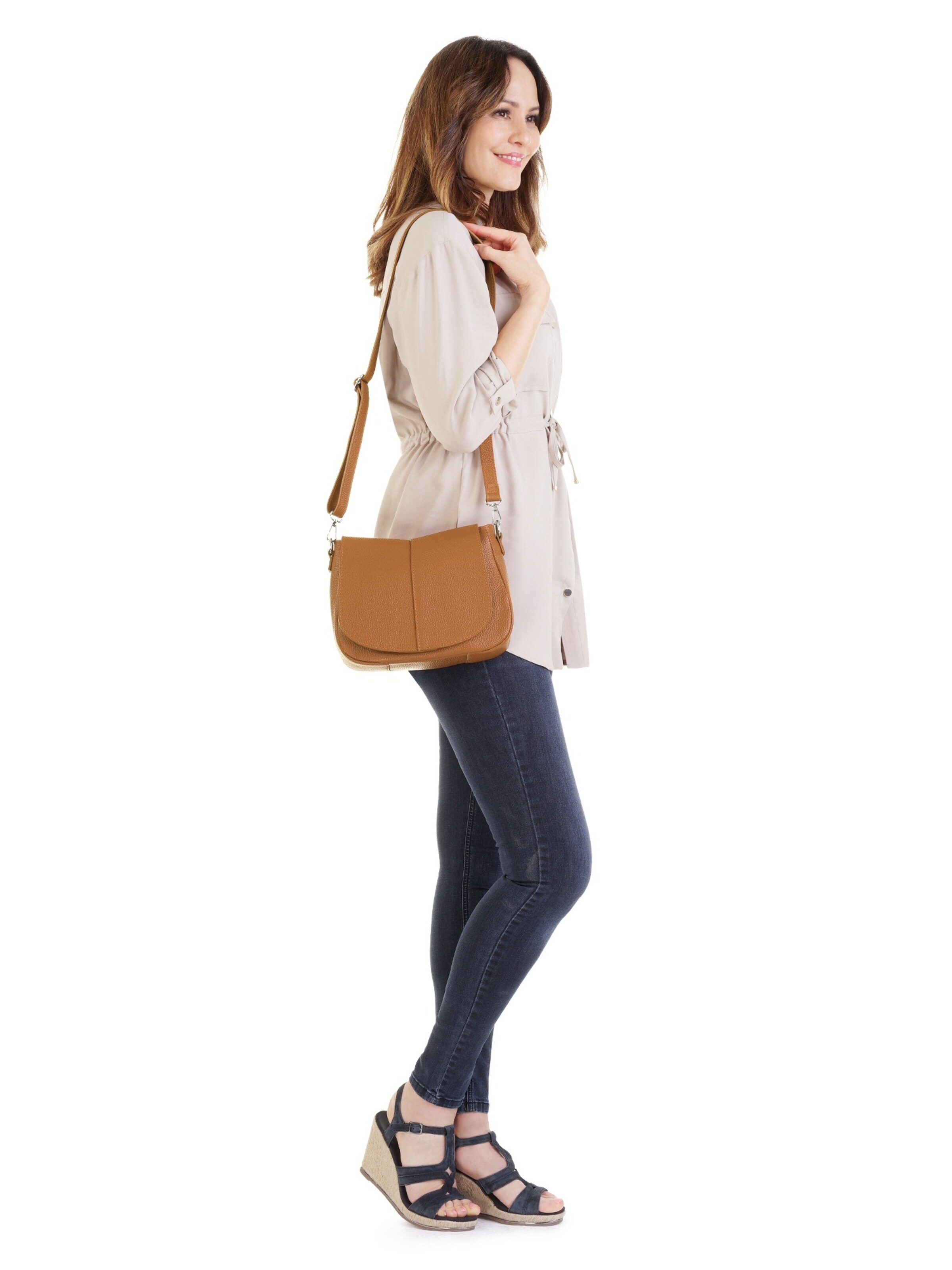 Cluty Crossbody Bag in Brown: front