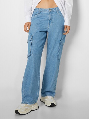 Bershka Loosefit Cargojeans in Blauw: voorkant