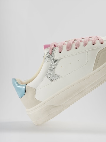 Sneaker bassa di Bershka in bianco