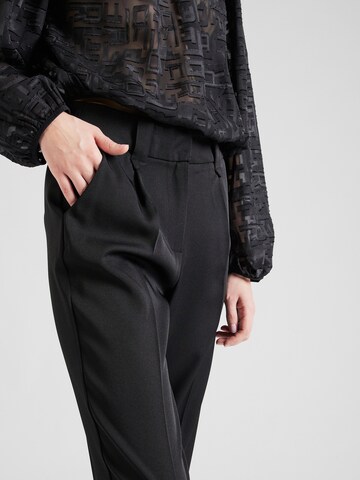 Tapered Pantaloni con pieghe 'WENDY' di VERO MODA in nero