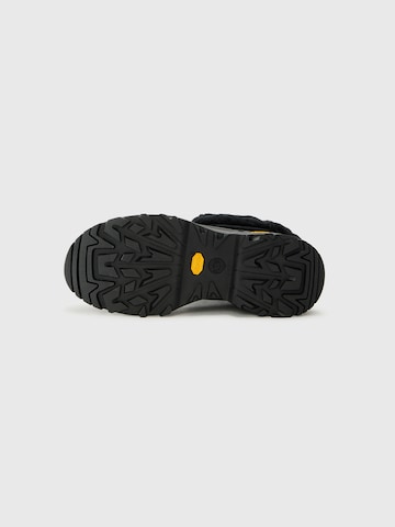 UGG - Botas con cordones 'Adirondack XXV' en negro