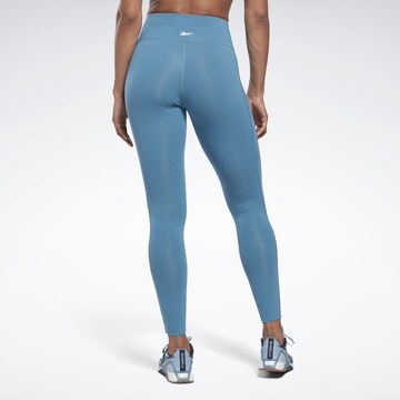Skinny Pantaloni sportivi di Reebok in blu