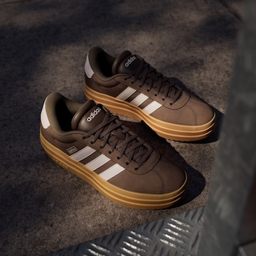 ADIDAS SPORTSWEAR Σνίκερ χαμηλό 'VL Court Bold' σε καφέ