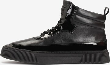 Sneaker alta di Kazar in nero: frontale