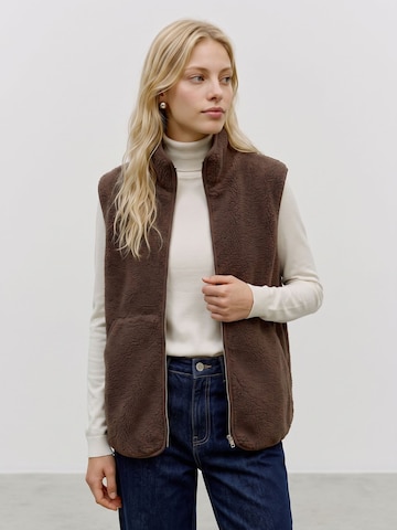 VERO MODA - Chaleco en marrón: frente