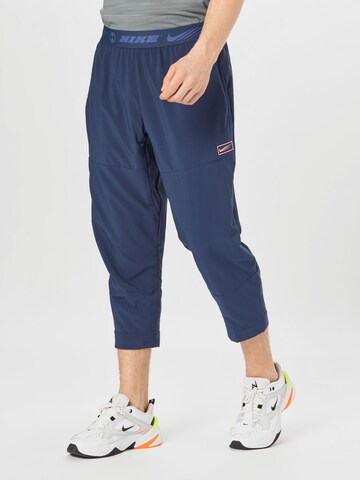 Effilé Pantalon de sport NIKE en bleu : devant